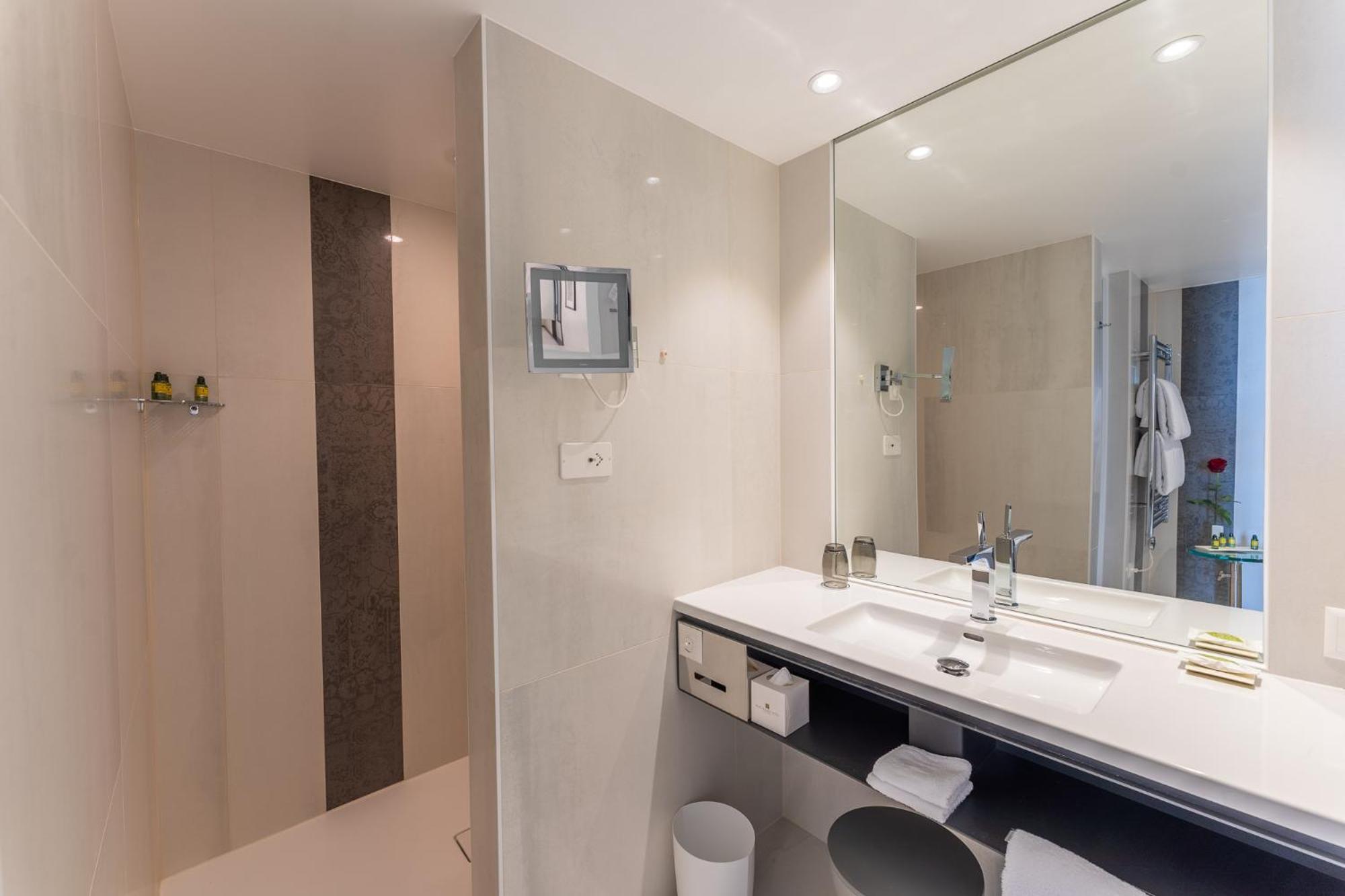 Beau Rivage Hotel Невшатель Екстер'єр фото Bathroom